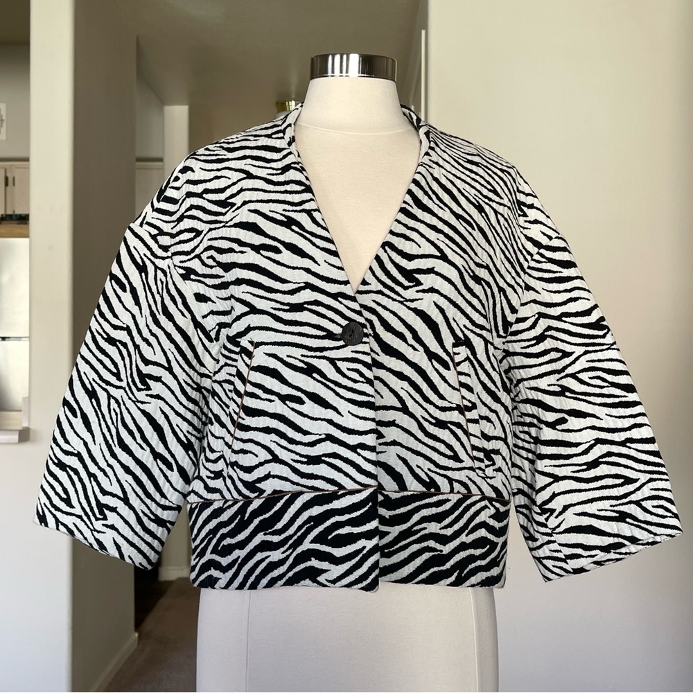 size M Zara Basic zebra print V neck one button 3/4 sleeve coat jacket